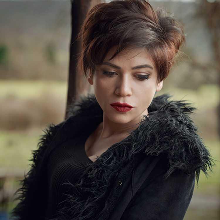 <p><span style="color:#FF0000"><strong>"VİTİLİGO HASTASIYIM KİMSEYE G&Uuml;ZELLİK BORCUM YOK"</strong></span></p>

<p><strong>"Bazı yorumlar dikkatimi &ccedil;ekti. Makyajımı iyi yapmadığım, y&uuml;z&uuml;m&uuml;n &ccedil;ok beyaz olduğuna dair yorumlardı bunlar. Daha &ouml;nce de başka bir videomda, Harry Potter&rsquo;daki beyaz suratlı, korkutucu Voldemort&rsquo;a benzetenler olmuştu." diyen &uuml;nl&uuml; şarkıcı, Vitiligo hastası olduğunu belirterek ş&ouml;yle konuştu:</strong></p>

<p><strong>"&Uuml;z&uuml;ld&uuml;m m&uuml;? Hayır ama &ouml;nceleri &ccedil;ok &uuml;z&uuml;l&uuml;rd&uuml;m. &Ccedil;&uuml;nk&uuml; ben Vitiligo hastasıyım. Benim y&uuml;z&uuml;mdeki pigmentler &ouml;l&uuml; ve kimseye makul bir g&uuml;zellik borcum olmadığı i&ccedil;in bazen rengini kendi haline bırakıyorum.</strong></p>
