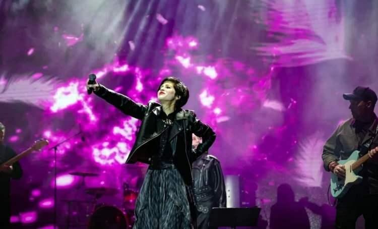 <p><strong>Bakın, ellerimde de aynı durum var; yarısı beyaz, yarısı daha koyu. Bazen canım isteyince profesyonel makyaj yaptırıyorum, bazen de kendimce bir şeyler yapıyorum.&nbsp;</strong></p>
