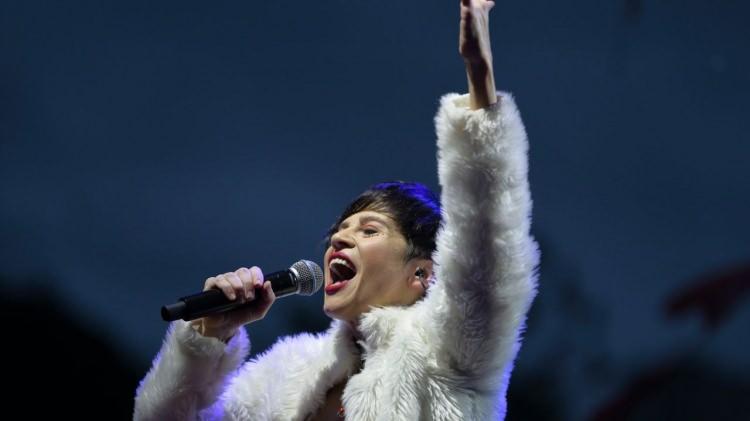 <p><span style="color:#FF0000"><strong>"ZORBALARA KARŞI BİRBİRİMİZE SARILIP KUCAKLAŞABİLİRİZ"</strong></span></p>

<p><strong>&Uuml;nl&uuml; şarkıcı, s&ouml;zlerini ş&ouml;yle s&uuml;rd&uuml;rd&uuml;:</strong></p>

<p><strong>"Peki, ne yapacağız? Bence kendimizi g&uuml;zel hissetmek istememiz, beğenilmek istememiz &ccedil;ok doğal ve normal. Ben de istiyorum. Ama ne olur, incindiğimiz yerlerden başkalarını incitmeyelim. G&uuml;zel olalım elbette ama g&uuml;zelliğin ne olduğunu sadece nasıl g&ouml;r&uuml;nd&uuml;ğ&uuml;m&uuml;z &uuml;zerine inşa etmeyelim.</strong></p>
