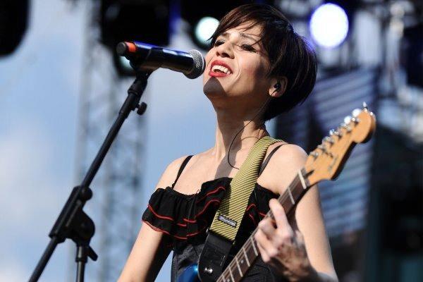 <p><strong>Hayatımızın merkezine başka, daha anlamlı değerler koymaya &ccedil;abalayabiliriz mesela. Eğer g&uuml;zellik konusunda kendimize zarar verecek şekilde aşırıya ka&ccedil;ıyorsak, &ldquo;İ&ccedil;imizde neyi karanlıkta bıraktık ki dışarıyı bu kadar parlatma ihtiyacı duyuyoruz?&rdquo; diye sorgulayabiliriz belki de. Zorbalara karşı birbirimize sarılıp kucaklaşabiliriz bir de. İşte şimdi ben tam olarak bunu yapıyorum; hepinize sevgimle sarılıyor, kucaklıyorum."</strong></p>
