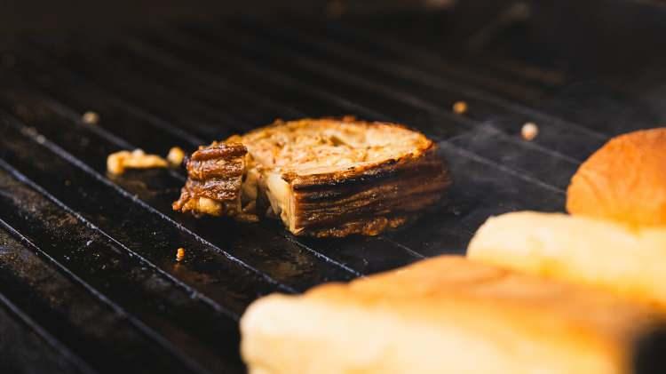 <p><span style="color:#B22222"><strong>Site, &ldquo;Kokoretsinin&rdquo; pişirilişini de ş&ouml;yle tarif etti:</strong></span></p>

<p>&nbsp;</p>

<p>"Sakatatlar şişe ge&ccedil;irilir, par&ccedil;aların yerinde kalması i&ccedil;in i&ccedil; yağıyla kaplanır ve k&ouml;m&uuml;r ateşinde pişirilir. Geleneksel olarak Yunanistan'da Paskalya Pazarında meze olarak t&uuml;ketilir. Paskalya ile ilişkilendirilmesine rağmen, genellikle yıl boyunca &uuml;lke genelinde bulunabilir. Kokoretsi, Balkanlar'da da pop&uuml;lerdir ve yemeğin adı, Arnavut&ccedil;a'da işkembe anlamına gelen kukurec kelimesinden gelir. Uluslararası pop&uuml;ler bir yemek olan kokoretsi, bazen &ccedil;ok sayıda baharat ve domatesle birlikte pide ekmeğine konularak sandvi&ccedil; olarak servis edilirken, bazıları da turşu ve dolmalık biberle birlikte baget ekmeğine koymayı tercih eder.</p>
