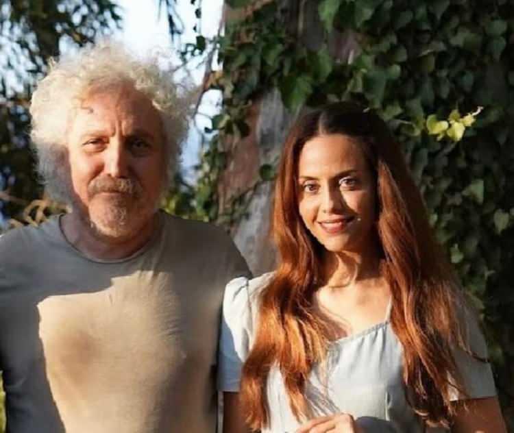 <p><strong>"Dondurmam Gaymak", "İftarlık Gazoz", "Kuru Otlar &Uuml;st&uuml;ne" ve "Ulak"</strong> adlı filmlerin y&ouml;netmeni olarak tanıdığımız <strong>Y&uuml;ksel Aksu</strong> ve &uuml;nl&uuml; oyuncu<strong> Deniz Barut </strong>'un sessiz sedasız <strong>evlendiği ortaya &ccedil;ıktı.</strong></p>
