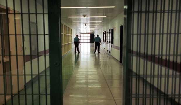 <p>Kamuoyunda "11. Yargı Paketi" olarak bilinen T&uuml;rk Ceza Kanunu ile Bazı Kanunlarda Değişiklik Yapılmasına Dair Kanun Teklifi, d&uuml;n TBMM Genel Kurulu'nda kabul edilerek yasalaştı. Bug&uuml;n ise Resmi Gazete'de yayımlanarak resmen y&uuml;r&uuml;rl&uuml;ğe girdi.</p>
