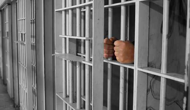 <p>Kamuoyunda "Kovid-19" düzenlemesi olarak bilinen, kapalı cezaevinden açık cezaevine, açık cezaevinden de denetimli serbestliğe 3 yıl erken ayrılmayı sağlayan düzenleme, 31 Temmuz 2023 ve öncesinde işlenen bazı suçlar bakımından da uygulanacak.</p>

<p>&nbsp;</p>
