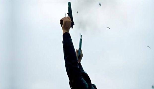 <p><span style="color:#B22222"><strong>1- Düğün, nişan ve asker uğurlamalarında silahla ateş edenler nasıl cezalandırılacak?</strong></span></p>

<p>&nbsp;</p>

<p>Meskun mahalde silahla ateş edenle verilecek ceza artırılacak. Bu suçun alt sınırı 6 aydan 1 yıla, üst sınırı da 3 yıldan 5 yıla yükseltilecek. Böylece meskun mahalde silahla ateş edenler 1 yıldan 5 yıla kadar hapis cezasına çarptırılacak. Düğün, nişan, asker uğurlaması gibi yerlerde silahla ateş edilmesi cezada artırım nedeni olacak, bu durumda verilecek ceza yarı oranında artırılacak.&nbsp;</p>
