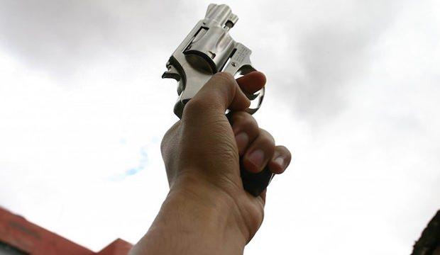 <p>Kamuoyunda "kurusıkı" olarak bilinen ses ve gaz fişeği atabilen silahla ateş edenlere, 6 aydan 3 yıla kadar hapis cezası verilecek.</p>
