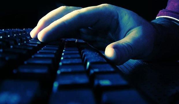 <p><span style="color:#B22222"><strong>4- Dolandırıcılıkla mücadelede yeni uygulamalar olacak mı?</strong></span></p>

<p>&nbsp;</p>

<p>Nitelikli hırsızlık, nitelikli dolandırıcılıkla banka veya kredi kartlarının kötüye kullanılmasına ilişkin suçların işlendiği hususunda makul şüphe bulunması halinde suçta kullanılan her türlü hesap 48 saate kadar askıya alınacak.&nbsp;</p>
