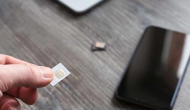 <p><span style="color:#B22222"><strong>5- Sahte cep telefonu hattı kullanımının nasıl önüne geçilecek?</strong></span></p>

<p>&nbsp;</p>

<p>Sahte hat kullanımının engellenmesi amacıyla yeni uygulamalar gündeme gelecek. Resmi kimlik belgesi hükmünde olsa bile elektronik kimlik doğrulama kabiliyetine sahip olmayan kimlik belgeleriyle abonelik kaydı yapılamayacak. Abonelik kaydı ancak çipli kimlik kartlarıyla gerçekleştirilebilecek.&nbsp;</p>
