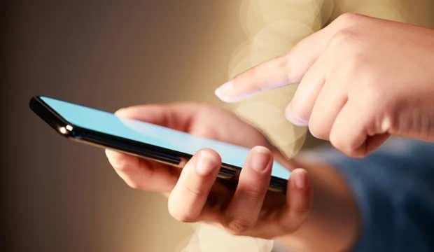 <p>Abonelik kaydı için kişinin kimliği, kimlik belgesi ve yüz veya parmak izi özetine ilişkin biyometrik veriler ya da kimliği doğrulayıcı şifre vasıtasıyla teyit edilecek.</p>
