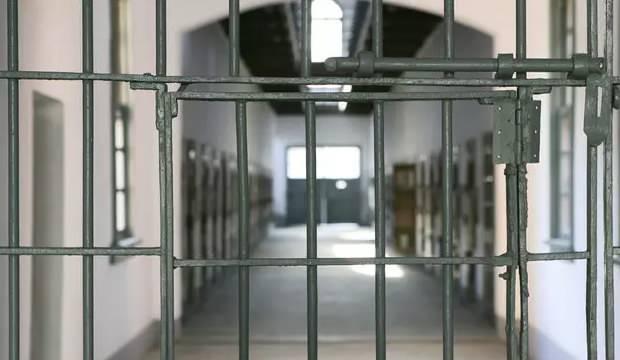 <p><span style="color:#B22222"><strong>6- "Kovid-19" düzenlemesi için hangi kanunda değişikliğe gidilecek, uygulama nasıl olacak?</strong></span></p>

<p>&nbsp;</p>

<p>Kamuoyunda "Kovid-19" düzenlemesi olarak bilinen, kapalı cezaevindeki hükümlülerin açık cezaevine, açık cezaevindekilerin de denetimli serbestliğe 3 yıl daha erken ayrılmalarına ilişkin düzenlemenin kapsamı ve suç tarihi aralığında değişiklik yapılacak.&nbsp;</p>
