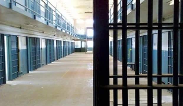 <p><span style="color:#B22222"><strong>7- Erken tahliye düzenlemesi hangi suçlarda uygulanmayacak?</strong></span></p>

<p>&nbsp;</p>

<p>Terör ve örgütlü suçlar, alt soy ve üst soya, kardeşe, eşe, boşanılan eşe, kadına, çocuklara, beden veya ruh bakımından kendisini savunmayacak kişiye yönelik kasten öldürme, cinsel saldırı ile çocuğun cinsel istismarı suçları ile deprem nedeniyle bina veya diğer yapıların yıkılması, çökmesi ya da hasar alması sonucu meydana gelen öldürme suçları kapsam dışında tutulacak.</p>
