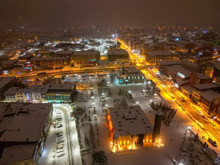 <p>Meteoroloji Genel M&uuml;d&uuml;rl&uuml;ğ&uuml; tarafından yapılan tahminlere g&ouml;re; &Uuml;lkemiz genelinin par&ccedil;alı ve &ccedil;ok bulutlu, Orta Karadeniz kıyıları, &Ccedil;anakkale, Balıkesir, İstanbul, Manisa ve Giresun &ccedil;evreleri ile İzmir'in kuzey kesimlerinin yağmur ve sağanak yağışlı, İ&ccedil; Anadolu, Batı Karadeniz, Orta ve Doğu Karadeniz'in i&ccedil; kesimleri, Doğu Anadolu (Ardahan, Kars ve Erzurum hari&ccedil;), G&uuml;neydoğu Anadolu (Batman ve Mardin hari&ccedil;) ile Bilecik, Yalova, Bursa, Kocaeli, Sakarya, K&uuml;tahya, Uşak, Afyonkarahisar, Isparta, Osmaniye ve Hatay &ccedil;evrelerinin <span style="color:#FF0000"><strong>karla karışık yağmur ve kar yağışlı ge&ccedil;eceği tahmin ediliyor.</strong></span></p>

<p>&nbsp;</p>

<p>Yağışların, Batı Karadeniz'de (Sinop hari&ccedil;) kuvvetli olması bekleniyor. <span style="color:#FF0000"><strong>Kuzey, i&ccedil; ve doğu kesimlerde buzlanma ve don ile birlikte pus ve yer yer sis hadisesinin g&ouml;r&uuml;leceği tahmin ediliyor.</strong></span></p>
