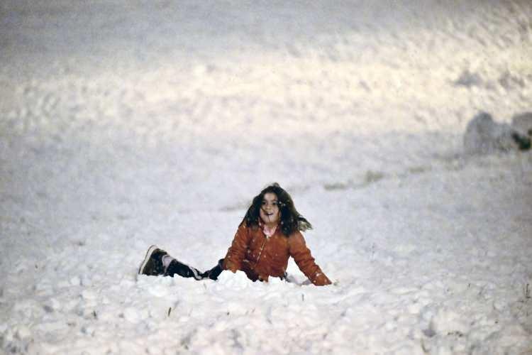 <p><strong>EGE</strong></p>

<p>Par&ccedil;alı ve &ccedil;ok bulutlu, kuzey kesimlerinin aralıklı yağışlı ge&ccedil;eceği tahmin ediliyor. Yağışların, kıyılarda yağmur ve sağanak, i&ccedil; kesimlerinde karla karışık yağmur ve kar şeklinde olması bekleniyor. B&ouml;lgenin i&ccedil; kesimlerinde buzlanma ve don ile birlikte pus ve yer yer sis hadisesinin g&ouml;r&uuml;leceği tahmin ediliyor.</p>

<p>&nbsp;</p>

<p>A.KARAHİSAR &deg;C, 5&deg;C</p>

<p>Par&ccedil;alı ve &ccedil;ok bulutlu, akşam saatlerinde kar yağışlı</p>

<p>&nbsp;</p>

<p>DENİZLİ &deg;C, 9&deg;C</p>

<p>Par&ccedil;alı ve &ccedil;ok bulutlu</p>

<p>&nbsp;</p>

<p>İZMİR &deg;C, 12&deg;C</p>

<p>Par&ccedil;alı ve &ccedil;ok bulutlu, &ouml;ğle saatlerinde kuzey kesimleri yağmurlu</p>

<p>&nbsp;</p>

<p>MUĞLA &deg;C, 9&deg;C</p>

<p>Par&ccedil;alı ve &ccedil;ok bulutlu</p>
