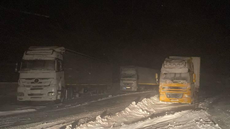 <p><strong>İ&Ccedil; ANADOLU</strong></p>

<p>Par&ccedil;alı ve &ccedil;ok bulutlu, b&ouml;lge genelinin aralıklı karla karışık yağmur ve kar yağışlı ge&ccedil;eceği tahmin ediliyor. B&ouml;lge genelinde buzlanma ve don ile birlikte pus ve yer yer sis bekleniyor.</p>

<p>&nbsp;</p>

<p>ANKARA &deg;C, 2&deg;C</p>

<p>Par&ccedil;alı ve &ccedil;ok bulutlu, &ouml;ğle ve akşam saatlerinde karla karışık yağmur ve kar yağışlı</p>

<p>&nbsp;</p>

<p>ESKİŞEHİR &deg;C, 5&deg;C</p>

<p>Par&ccedil;alı ve &ccedil;ok bulutlu, &ouml;ğle ve akşam saatlerinde karla karışık yağmur ve kar yağışlı</p>

<p>&nbsp;</p>

<p>KAYSERİ &deg;C, 2&deg;C</p>

<p>Par&ccedil;alı ve &ccedil;ok bulutlu, akşam ve gece saatlerinde karla karışık yağmur ve kar yağışlı</p>

<p>&nbsp;</p>

<p>KONYA &deg;C, 5&deg;C</p>

<p>Par&ccedil;alı ve &ccedil;ok bulutlu, akşam ve gece saatlerinde karla karışık yağmur ve kar yağışlı</p>
