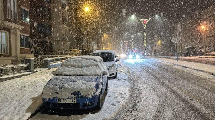 <p><strong>DOĞU ANADOLU</strong></p>

<p><br />
&Ccedil;ok bulutlu, b&ouml;lge genelinin (Ardahan, Kars ve Erzurum hari&ccedil;) aralıklı kar yağışlı ge&ccedil;eceği tahmin ediliy</p>

<p>or. B&ouml;lge genelinde buzlanma ve don ile birlikte pus ve yer yer sis bekleniyor.</p>

<p>ERZURUM &deg;C, -8&deg;C<br />
&Ccedil;ok bulutlu</p>

<p>KARS &deg;C, -7&deg;C<br />
&Ccedil;ok bulutlu</p>

<p>MALATYA &deg;C, 2&deg;C<br />
&Ccedil;ok bulutlu, gece saatlerinde kar yağışlı</p>

<p>VAN &deg;C, -1&deg;C<br />
&Ccedil;ok bulutlu, bu sabah ve &ouml;ğle saatlerinde kar yağışlı</p>
