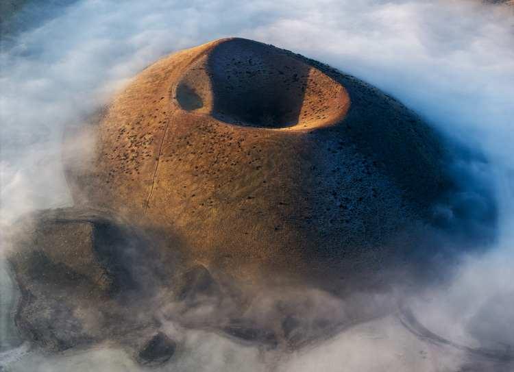 <p>"<strong>D&uuml;nyanın nazar boncuğu"</strong>&nbsp;olarak nitelendirilen g&ouml;lde sisin g&ouml;l y&uuml;zeyini kaplaması, etkileyici manzaralar oluşturdu.</p>

