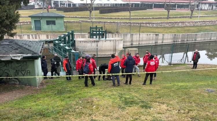 <p>Eskişehir&rsquo;de 7 g&uuml;nd&uuml;r kayıp olan T&uuml;rk&ccedil;e &ouml;ğretmeni Tuncay Arslan&rsquo;ın (51) cansız bedeni, Porsuk &Ccedil;ayı&rsquo;nda bulundu.&nbsp;</p>

<p>&nbsp;</p>
