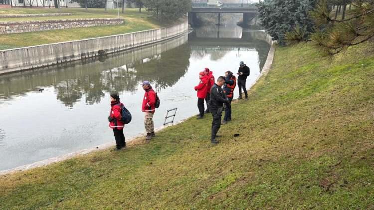 <p>Eve d&ouml;nmeyen Arslan&rsquo;ın yakınları, polise başvurdu.&nbsp;</p>

