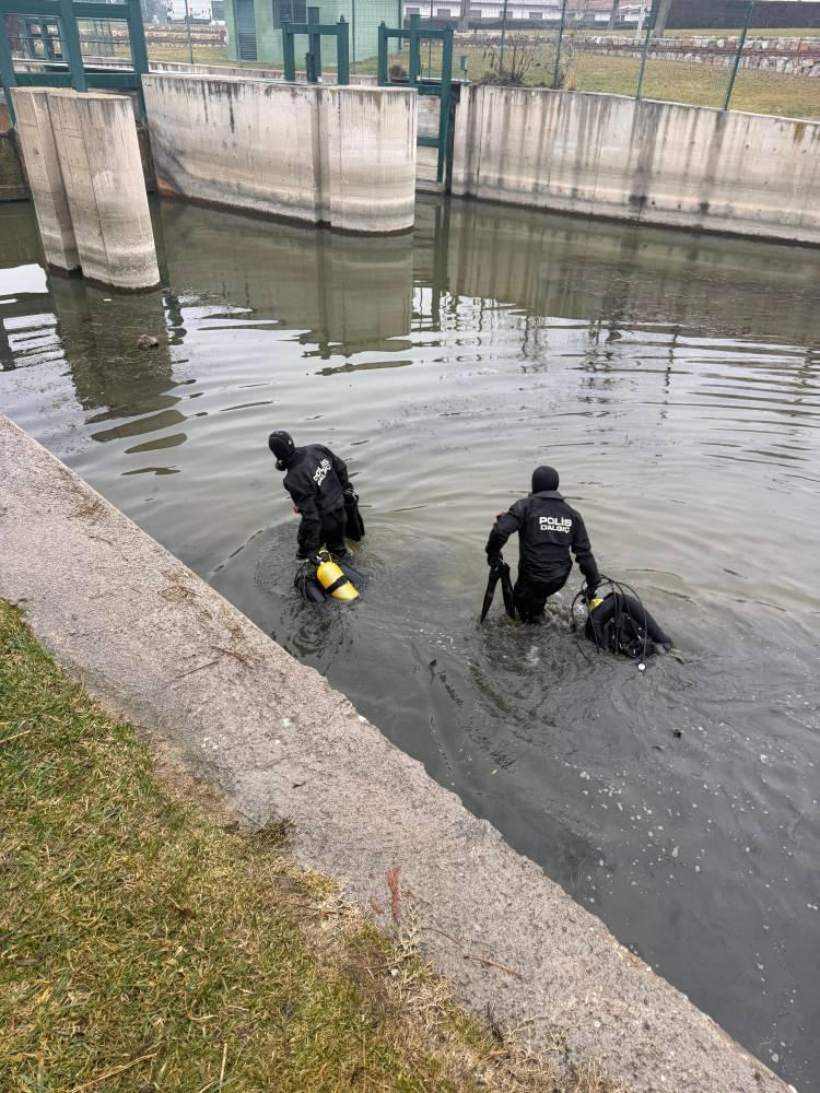 <p>Porsuk &Ccedil;ayı&rsquo;nın kapakları kapatılıp i&ccedil;erideki suyun b&uuml;y&uuml;k bir b&ouml;l&uuml;m&uuml; tahliye edildi. &Ccedil;aydaki aramalarda Arslan&rsquo;ın cansız bedenine ulaşıldı.&nbsp;</p>
