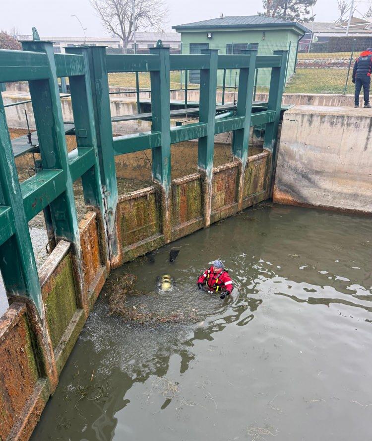 <p>Eskişehir İl Afet ve Acil Durum M&uuml;d&uuml;rl&uuml;ğ&uuml;&rsquo;n&uuml;n (AFAD) yanı sıra Milli Eğitim Bakanlığı Arama ve Kurtarma Birimi (MEB AKUB), Arama Kurtarma Derneği (AKUT), Odunpazarı Belediye Arama Kurtarma (OBAK), Tepebaşı Arama Kurtarma (TAK), Dorlion Arama Kurtarma, SARTEAM, itfaiye ekiplerinin de aralarında olduğu 50 kişilik ekip, &ccedil;alışmalarını Porsuk &Ccedil;ayı&rsquo;nın Şeker Mahallesi Kentpark mevkisinde tamamladı.&nbsp;</p>
