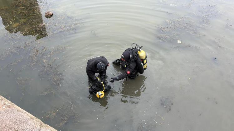 <p>Ayrıca, Ankara Emniyet M&uuml;d&uuml;rl&uuml;ğ&uuml; Sualtı Kurbağa adam ekipleri de arama &ccedil;alışmalarına katıldı.</p>

