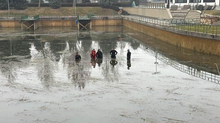 <p>Eskişehir&rsquo;de kayıp &ouml;ğretmeni arama &ccedil;alışmalarına kurbağa adamlar da katılmıştı.</p>
