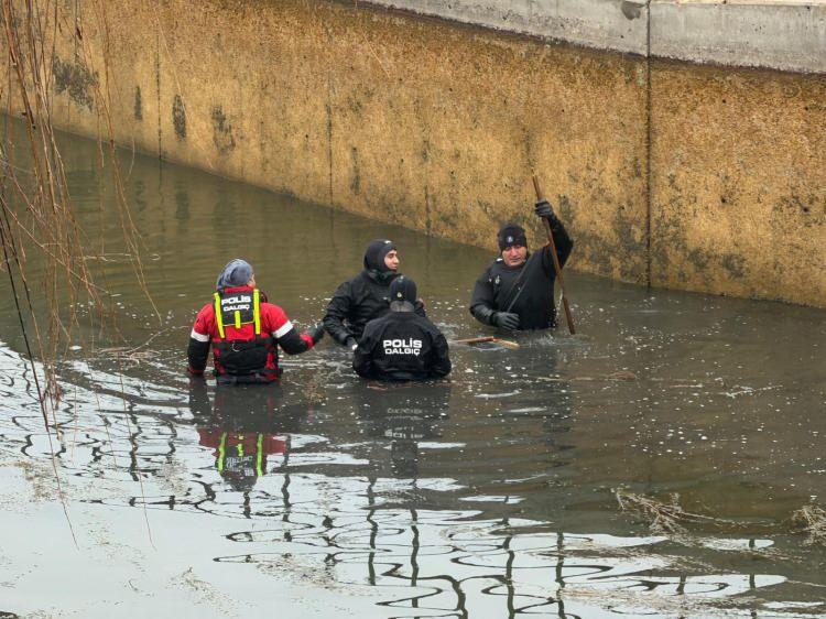 <p><strong><span style="color:rgb(178, 34, 34)">CANSIZ BEDENİ BULUNDU PORSUK &Ccedil;AYI&rsquo;NDA BULUNDU</span></strong></p>

<p>Arslan&rsquo;ın cansız bedeni Porsuk &Ccedil;ayı&rsquo;nda Ankara Emniyet M&uuml;d&uuml;rl&uuml;ğ&uuml; Sualtı dalgı&ccedil;ları tarafından bulundu.&nbsp;</p>
