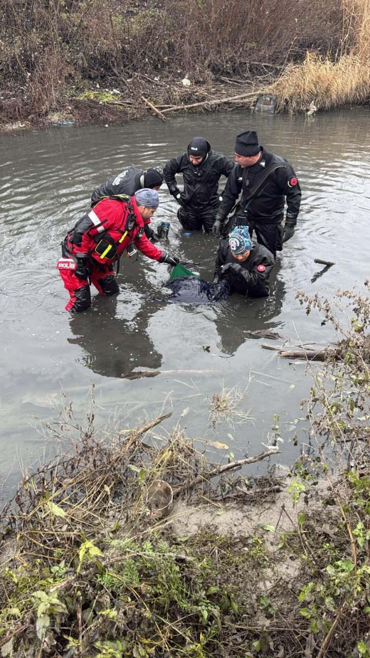 <p>Kıyıya &ccedil;ıkarılan Arslan&rsquo;ın cansız bedeni savcılık ve polis incelemesinin ardından hastane morguna kaldırıldı.&nbsp;</p>

<p>&nbsp;</p>

