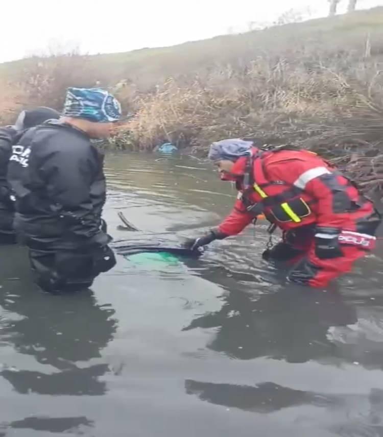<p>&nbsp;Ekipler su &uuml;st&uuml; ve &ccedil;evresinde arama yaparken, kurbağa adam ekipleri de su altında arama başlatmıştı.</p>

