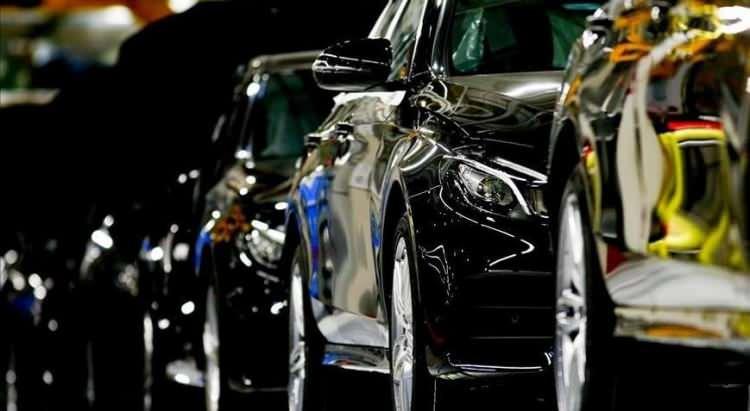 <p>Otomobil sekt&ouml;r&uuml; rekorların yılını yaşamaya devam ederken yıl sonunun gelmesiyle birlikte ellerindeki 2025 model ara&ccedil;ları bitirip 2026 model ara&ccedil;lara yer a&ccedil;mak i&ccedil;in kampanyalar d&uuml;zenliyor.</p>

<p>&nbsp;</p>

<p>Faizsiz kredi kampanyaları, fiyat indirimleri, takas destekleri gibi bir&ccedil;ok enstr&uuml;manı kullanarak m&uuml;şteri &ccedil;ekmeye &ccedil;alışan markaların indirimlerinin Şubat 2026'ya kadar devam etmesi bekleniyor.</p>
