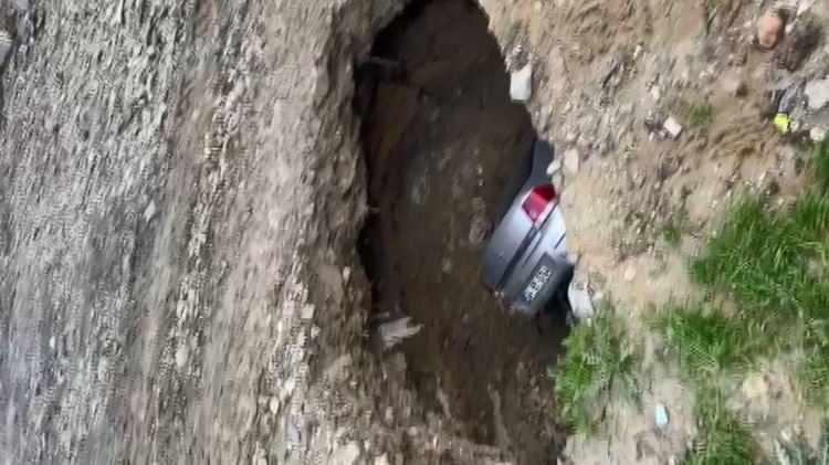 <p><span style="color:rgb(33, 37, 41)">Arazide oluşan g&ouml;&ccedil;&uuml;k nedeniyle park halindeki otomobil, kayan toprakla birlikte &ccedil;ukurun i&ccedil;ine d&uuml;şt&uuml;</span></p>
