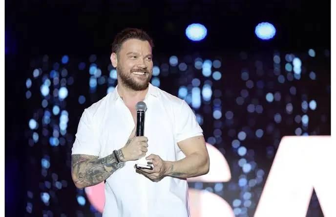 <p><strong>"Tabi Tabi", "Şarttır", "Y&uuml;zyılın Aşkı" ve "Durum &Ccedil;ok Acil" </strong>gibi hit par&ccedil;alarıyla tanınan &uuml;nl&uuml; şarkıcı Sinan Ak&ccedil;ıl, &ouml;nceki akşam katıldığı bir &ouml;d&uuml;l t&ouml;reninde <em><strong>"&Ouml;d&uuml;l t&ouml;renlerine gitmek i&ccedil;in para istiyorum"</strong></em> s&ouml;zleriyle herkesi şaşkına &ccedil;evirdi.</p>
