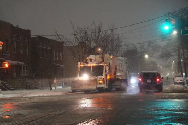 <p>ABD'nin kuzeydoğusunda etkili olan şiddetli kar fırtınası, başta New York ve New Jersey olmak &uuml;zere &ccedil;evre eyaletlerin genelinde g&uuml;nl&uuml;k yaşamı olumsuz etkiledi. Cuma gecesi itibarıyla etkisini artıran fırtına, kar ve sulu kar yağışıyla yolları, havaalanlarını ve ulaşım hatlarını fel&ccedil; etti.</p>
