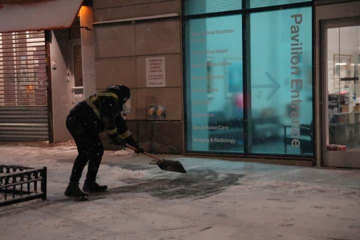 <p>Meteoroloji uzmanları, fırtınanın sabah saatlerine kadar bazı b&ouml;lgelerde şiddetini koruyacağını, yoğun kar yağışının etkili olması halinde yer yer 30 santimetreye varan kar yağışı g&ouml;r&uuml;lebileceğini belirtti.</p>
