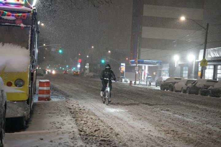 <p>Kar fırtınasının başlamasıyla birlikte temizlik ekipleri, kar k&uuml;reme ve tuzlama ara&ccedil;larıyla New York ve New Jersey genelinde yolları a&ccedil;ık tutmak i&ccedil;in gece boyunca &ccedil;alışmalarını s&uuml;rd&uuml;rd&uuml;. Zaman zaman yoğunlaşan kar yağışı, &ouml;zellikle g&ouml;r&uuml;ş mesafesini ciddi şekilde d&uuml;ş&uuml;rd&uuml;.</p>
