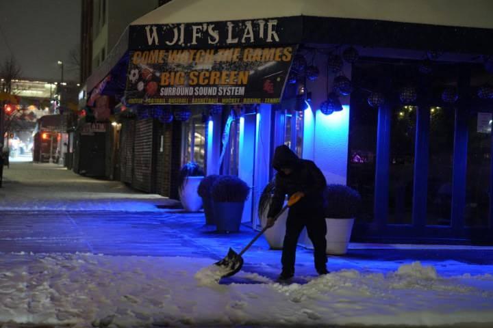 <p>Yapılan a&ccedil;ıklamada, fırtınanın en şiddetli olduğu saatlerde kar yağışının saatte 2.5 santimetreyi aşabileceği vurgulandı.</p>
