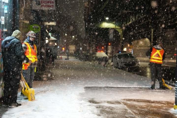 <p>&nbsp;Kar fırtınası, Philadelphia'dan New York şehrine kadar uzanan hatta 60 milyondan fazla kişiyi etkiledi. Uzmanlar, bunun son yıllarda b&ouml;lgede g&ouml;r&uuml;len en &ouml;nemli kar yağışlarından biri olabileceğine dikkat &ccedil;ekti.</p>
