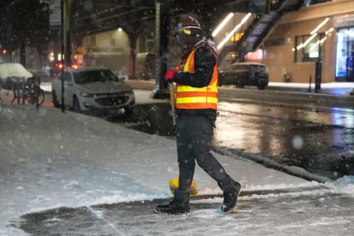 <p><span style="color:#B22222"><strong>ACİL DURUM İLAN EDİLDİ</strong></span></p>

<p>Kar fırtınası nedeniyle New York ve New Jersey eyaletlerinde olağan&uuml;st&uuml; hal ilan edildi. Yetkililer, vatandaşlara zorunlu olmadık&ccedil;a trafiğe &ccedil;ıkmamaları ve resmi uyarıları yakından takip etmeleri &ccedil;ağrısında bulundu.</p>
