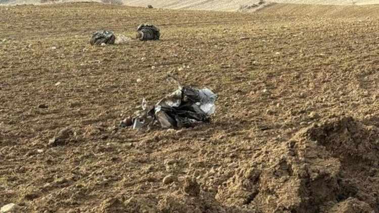 <p><strong><span style="color:rgb(178, 34, 34)">FAZLA: KAZA "TAM ELEKTRİK ARIZASI" NEDENİYLE YAŞANMIŞ OLABİLİR</span></strong></p>

<p>Haymana'da d&uuml;şen Falcon 50 tipi &ouml;zel jetle ilgili Akşam&rsquo;a konuşan Emekli Hava Pilot Tuğgeneral H&uuml;seyin Fazla, kazanın 'tam elektrik arızası' nedeniyle yaşanmış olabileceğini s&ouml;yledi. Fazla, tam elektrik arızasının, batarya sistemi dışında u&ccedil;ağın t&uuml;m elektrik sistemlerinin devre dışı kalması anlamına geldiğini; bu durumda jenerat&ouml;rlerin de &ccedil;alışmayacağını belirtti.</p>

<p>U&ccedil;aktaki &uuml;&ccedil; motorun da &uuml;&ccedil; ayrı jenerat&ouml;re bağlı olduğunu vurgulayan H&uuml;seyin Fazla, "&Uuml;&ccedil; jenerat&ouml;r&uuml;n aynı anda devre dışı kalması &ccedil;ok nadir g&ouml;r&uuml;len bir durum" diye konuştu.</p>
