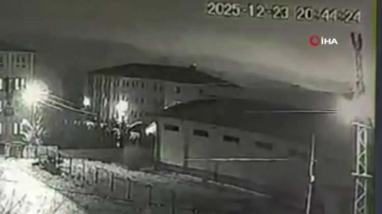 <p>Acil iniş' talebinde bulunarak geri d&ouml;nen u&ccedil;ak, Haymana'ya bağlı Kesikkavak K&ouml;y&uuml;'n&uuml;n 2 km g&uuml;neyindeki bir tepeye d&uuml;şt&uuml;. Enkaz b&ouml;lgesinde basın a&ccedil;ıklaması yapan İ&ccedil;işleri Bakanı Ali Yerlikaya, kaza-kırım nedeniyle 3'&uuml; m&uuml;rettebat 8 kişinin hayatını kaybettiği belirtti.</p>
