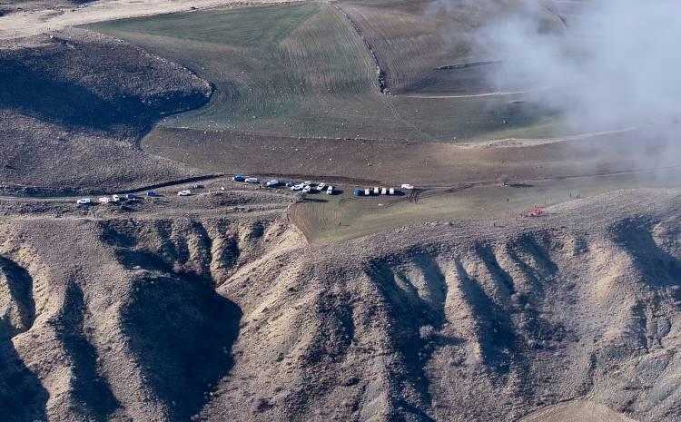 <p>Yerlikaya, u&ccedil;akla irtibatın kesilmesi &uuml;zerine b&ouml;lgeye jandarma, AFAD, emniyet, sağlık ve UMKE ekiplerinin sevk edildiğini; saat 22.00 sıralarında olay yerinde u&ccedil;ağın par&ccedil;alarına ulaşıldığını s&ouml;yledi.</p>
