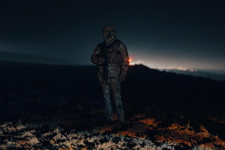 <p><strong><span style="color:rgb(178, 34, 34)">BATARYA G&Uuml;C&Uuml; YETMEDİ</span></strong></p>

<p>Sorunun elektrik &uuml;retiminden &ccedil;ok dağıtım aşamasında yaşanmış olabileceğine dikkati &ccedil;eken Fazla, jenerat&ouml;rlerin birleştiği ortak besleme noktasında bir arıza meydana geldiği ihtimali &uuml;zerinde durarak ş&ouml;yle devam etti:<em><strong> "Bir jenerat&ouml;r devreden &ccedil;ıksa bile diğerleri sistemi besleyebilir. Ancak burada muhtemelen &ouml;nce iki jenerat&ouml;r aynı anda devreden &ccedil;ıktı, ardından &uuml;&ccedil;&uuml;nc&uuml; jenerat&ouml;r t&uuml;m sistemi beslemeye &ccedil;alışırken o da devre dışı kaldı. Bunu bir t&uuml;r sinyalizasyon arızası gibi d&uuml;ş&uuml;nebiliriz. Elektrik &uuml;retildi ancak sistemlere iletilemedi. Bu nedenle u&ccedil;ak yalnızca batarya g&uuml;c&uuml;yle u&ccedil;mak zorunda kaldı."</strong></em></p>
