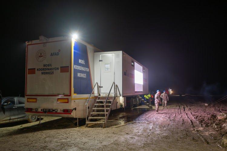 <p>Buna g&ouml;re u&ccedil;ak kalkıştan sonra saat 20.25'te 34.000 feet irtifaya tırmanarak seyrine izin verildi.</p>
