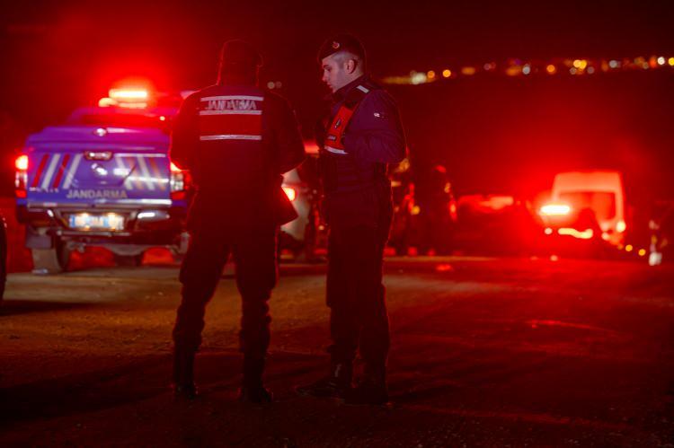 <p><strong>20.31:</strong> U&ccedil;ak, en riskli aciliyet kodu olan MAY DAY ikazının bir alt seviyesi olan PAN-PAN, PAN-PAN, PAN-PAN kodunu verdi. Eşzamanlı olarak pilot, kuleye "Genel Elektrik Arızası" olduğunu bildirirken, Ankara'ya geri d&ouml;nmek i&ccedil;in u&ccedil;uş rotası istedi.</p>

<p><br />
<strong>20.32:</strong> Hava Trafik Kontrol&ouml;r&uuml; u&ccedil;ağa Esenboğa Havalimanı'na geri d&ouml;n&uuml;ş i&ccedil;in u&ccedil;uş başı ve al&ccedil;alacağı seviyeyi bildirdi.</p>
