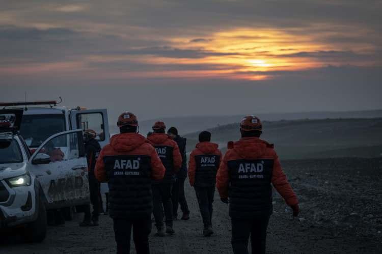 <p><strong>20.35:</strong> U&ccedil;ak, PAN-PAN, PANPAN, PAN-PAN deklare ederek geri d&ouml;n&uuml;ş i&ccedil;in temas etti.</p>

<p><br />
<strong>20.36: </strong>Y&uuml;ksek parazit, anlaşılabilirlik kayboldu. Pilotun sesi zor duyulur hale geldi. Radar ekranında u&ccedil;uş bilgilerine ilişkin kısmi kayıplar yaşandı.</p>

<p><br />
<strong>20.38:</strong> U&ccedil;ak radardan tamamen kayboldu.</p>
