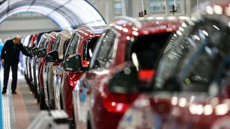 <p>Ticaret Bakanlığı, ikinci el motorlu kara taşıtları ticaretinde 6 ay ve 6 bin kilometre d&uuml;zenlemesinin s&uuml;resinin, otomotiv piyasasında spek&uuml;latif fiyat artışları ve stok&ccedil;ulukla m&uuml;cadelede sağladığı etki nedeniyle uzatıldığını bildirdi.</p>

<p>&nbsp;</p>
