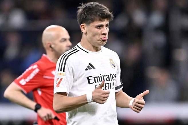 <p>İspanyol basınından <strong>El Plural'de yer alan habere g&ouml;re,</strong> Arda G&uuml;ler'in yıllık br&uuml;t maaşı 5.2 milyon euro.&nbsp;</p>
