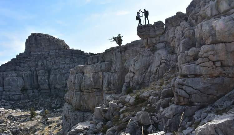 <p><span style="color:#B22222"><strong>'D&Uuml;ŞERSENİZ GELEMİYORSUNUZ'</strong></span></p>

<p>Giden Gelmez Dağları'nın 4'te 3'&uuml;n&uuml;n Akseki sınırlarında, 4'te 1'inin Seydişehir sınırlarına olduğunu belirten &Uuml;nal, <em><strong>&ldquo;Ben bu dağlara yıllardır gidiyorum. &Ouml;ncelikle derin &ccedil;ukurlar &ccedil;ok fazla. Zaten adı da oradan geliyor muhtemelen.</strong></em></p>

<p>&nbsp;</p>
