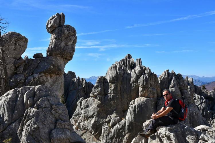 <p><span style="color:#B22222"><strong>YABAN HAYATI &Ccedil;OK ZENGİN</strong></span></p>

<p>Giden Gelmez Dağları'nın &ccedil;ok zorlu bir coğrafyaya sahip olduğunu anlatan &Uuml;nal, yaban hayatı a&ccedil;ısından da &ccedil;ok zengin olduğunu belirterek,<strong><em> &ldquo;Orada yaşayan ayılar var, dağ ke&ccedil;ileri var olduk&ccedil;a fazla. Kurt var. Kenar, orta b&ouml;l&uuml;mlerde gezemez de kenar kıyı b&ouml;lgelerinde domuzlar g&ouml;z&uuml;k&uuml;r. Vaşak var. Tilki var. Ortalama rakım 2 bin ile 2 bin 200 civarında. Ama karşılıklı olarak engebeli bir arazi"</em></strong> diye konuştu.</p>
