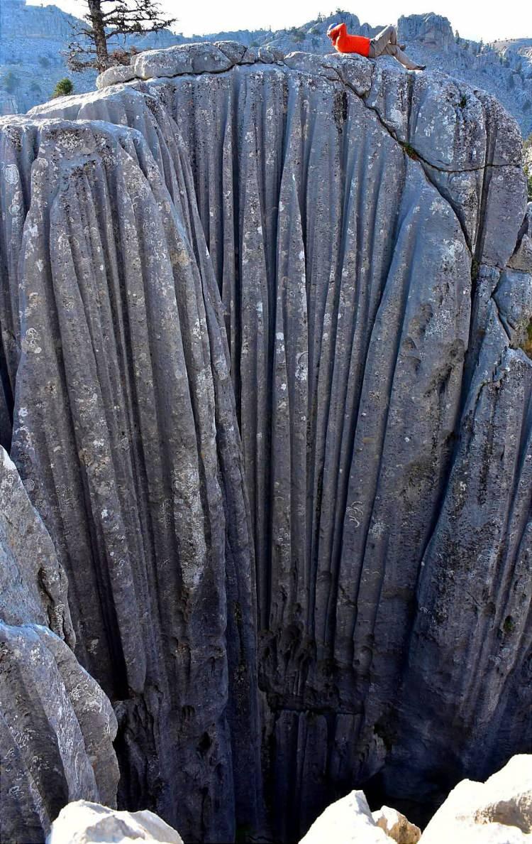 <p><span style="color:#B22222"><strong>100 METREYİ BULAN &Ccedil;UKURLAR</strong></span></p>

<p>Bu dağdaki &ccedil;ukur ve u&ccedil;urumların 100 metreyi dahi bulabildiğini dile getiren &Uuml;nal, dağda dikey mağaralar, obrukların bulunduğunu da kaydetti.</p>

<p>&nbsp;</p>
